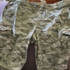 Ladies camouflage jeans with side and back pockets and elastic around ankle